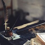 作者沈知微的头像占位图，暗色背景下的编辑形象剪影