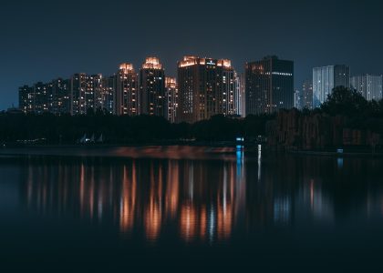 凌晨窗外城市灯光与播放器进度条并置的夜色画面