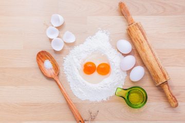 福利片 手机与路由器并排摆放的桌面俯拍图，旁边放着测速界面截图，表现家庭网络环境