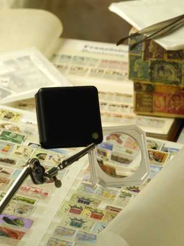 拼贴第四格，一枚放大镜停在打印出来的清单纸张上，纸面是逐条排列的分组编号与备注栏