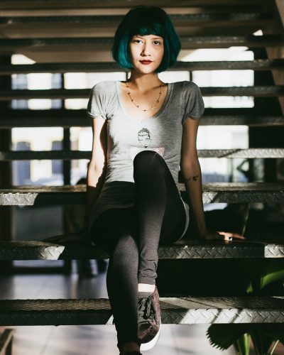 桌面摊开的检索记录本与标注着福利导航分类结构的纸质草稿
