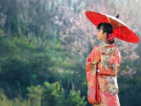 深色影调下日系影片常见的室内长镜头画面，用于日本福利电影题材对照示意