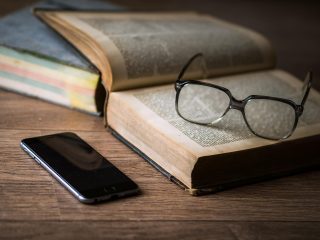 福利在线详情页结构示意,简介、标签与相关信息区块的堆叠顺序
